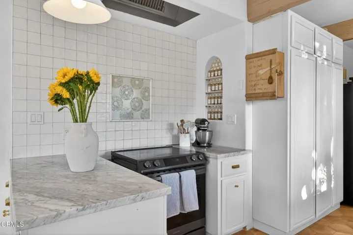 32-web-or-mls-UpmarketMedia-1684Poli-064