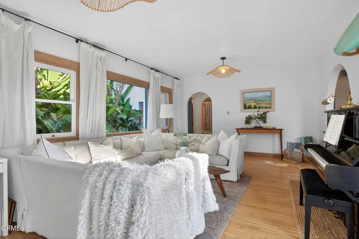 21-web-or-mls-UpmarketMedia-1684Poli-110