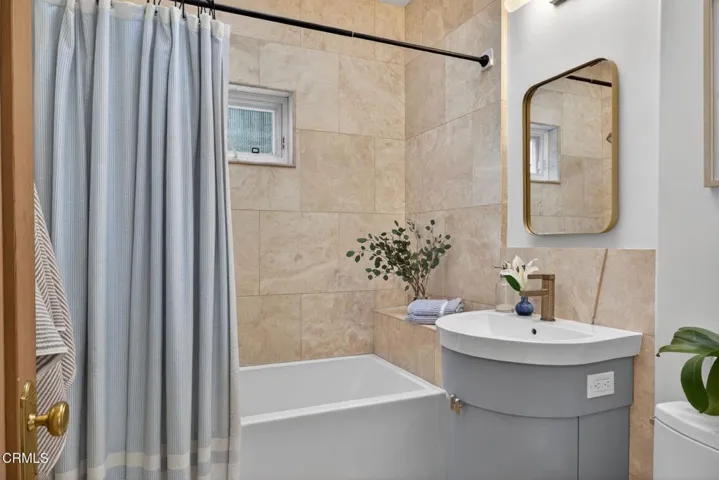 50-web-or-mls-UpmarketMedia-1684Poli-034