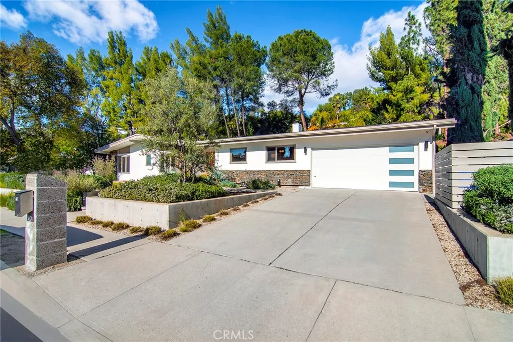 4676 Arriba Drive, Tarzana, California 91356 home-pic-1