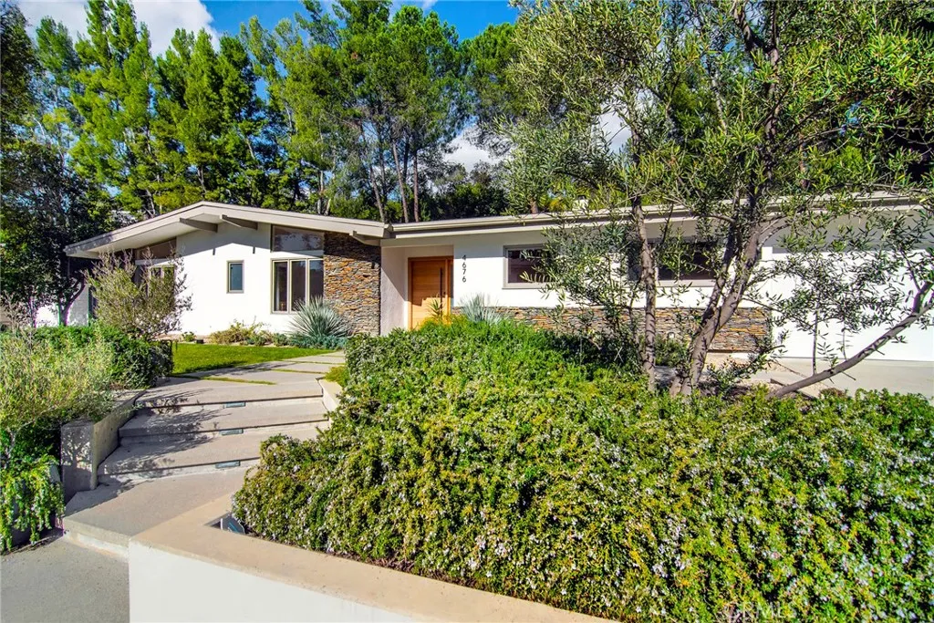 4676 Arriba Drive, Tarzana, California 91356 home-pic-2