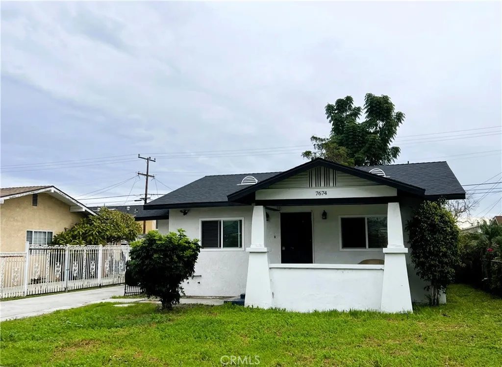 7672 Whitsett Avenue, Los Angeles, California 90001 home-pic-1