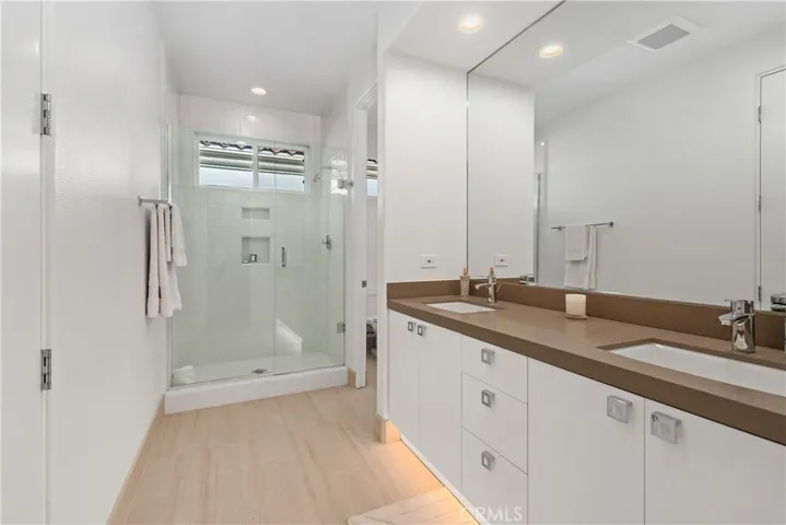Dual sinks with walk in closet