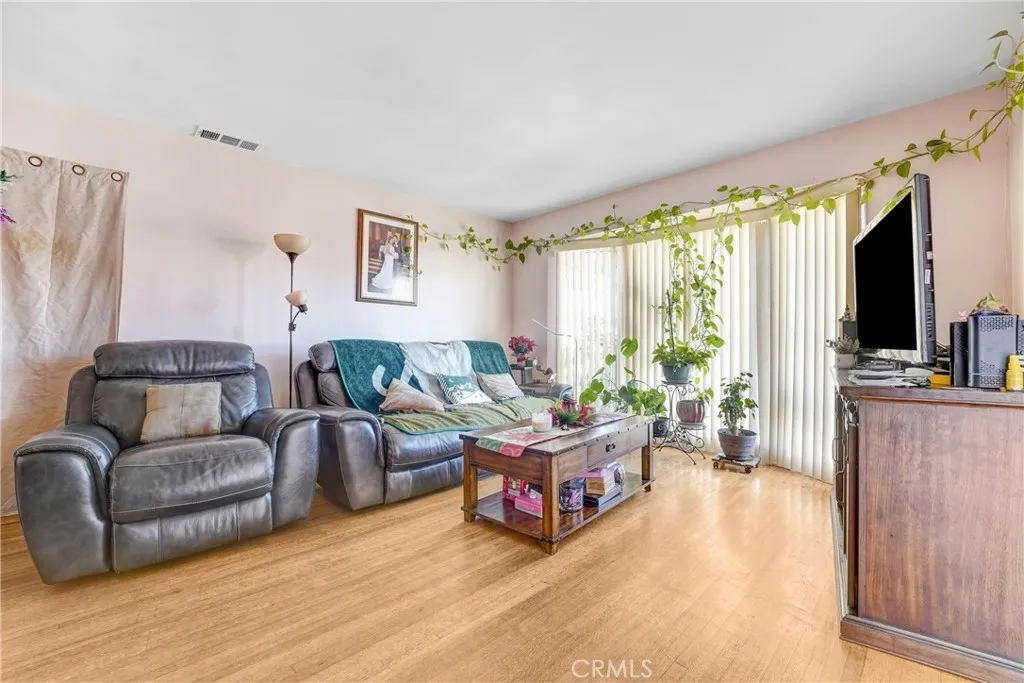 2200 W Hardy, Inglewood, California 90305 home-pic-2