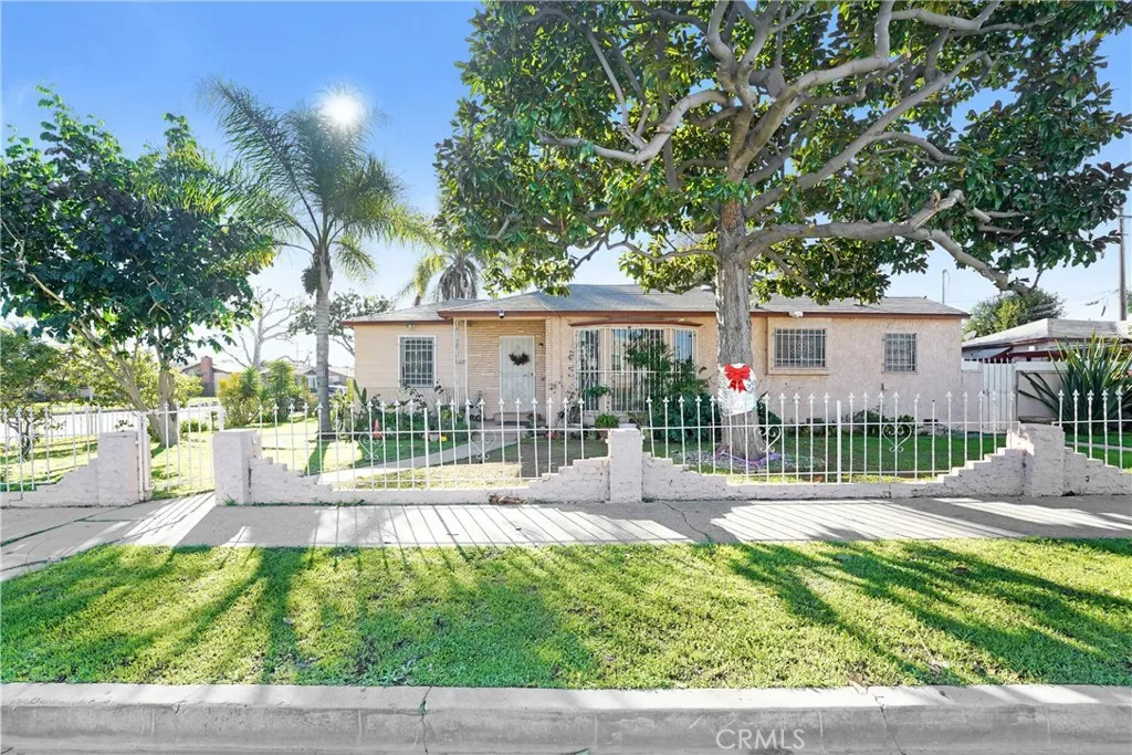 2200 W Hardy, Inglewood, California 90305 home-pic-1