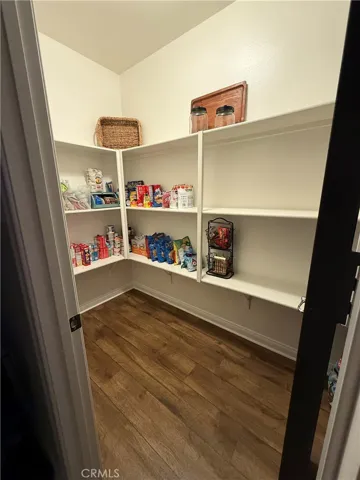 walk-in pantry
