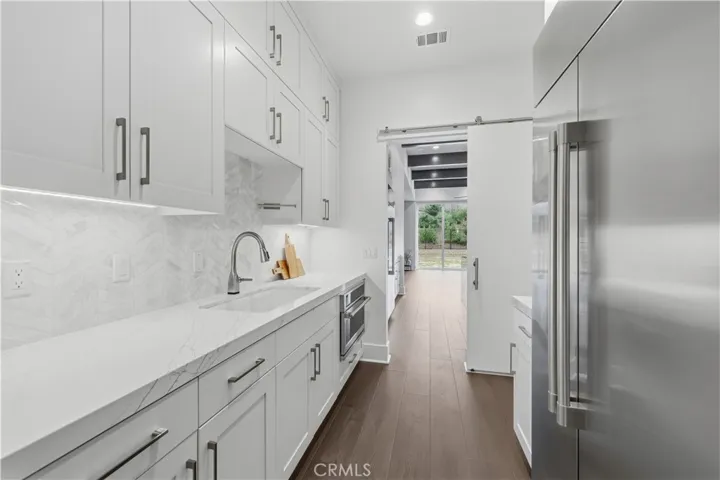 Second full size built in fridge/freezer in butler pantry