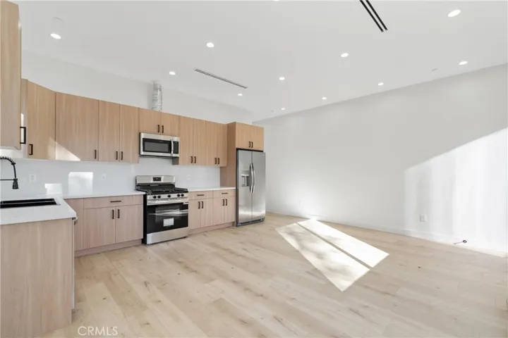 17313 Los Alimos, Granada Hills, California 91344