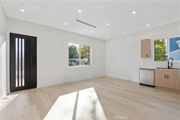 17313 Los Alimos, Granada Hills, California 91344