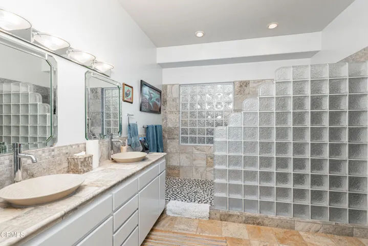 32_master_bathroom
