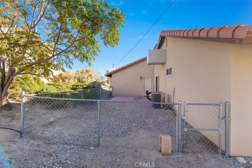 7636 Shafter, Yucca Valley, California 92284 home-pic-26
