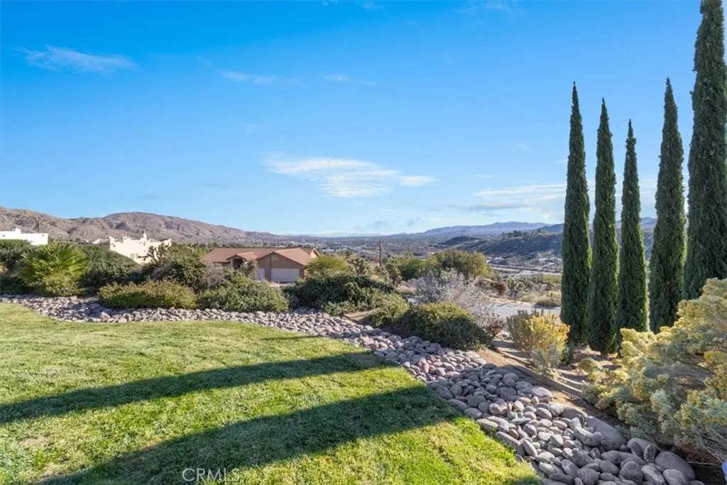 7636 Shafter, Yucca Valley, California 92284 home-pic-3