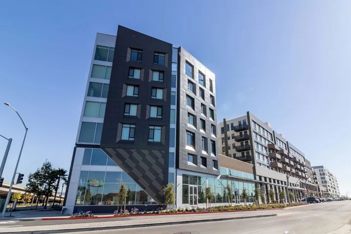 View of apartment building / complex