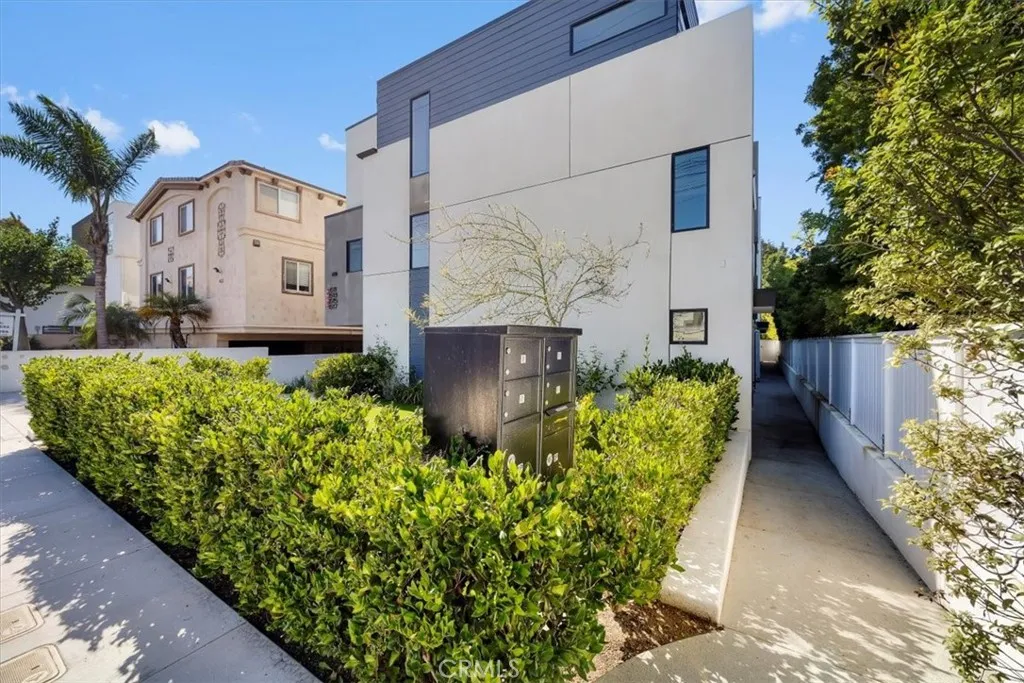 615 Aviation Way, Manhattan Beach, California 90266 home-pic-1