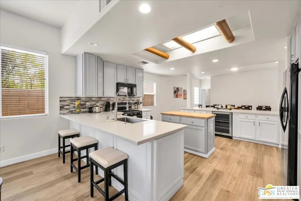 Kitchen breakfast bar