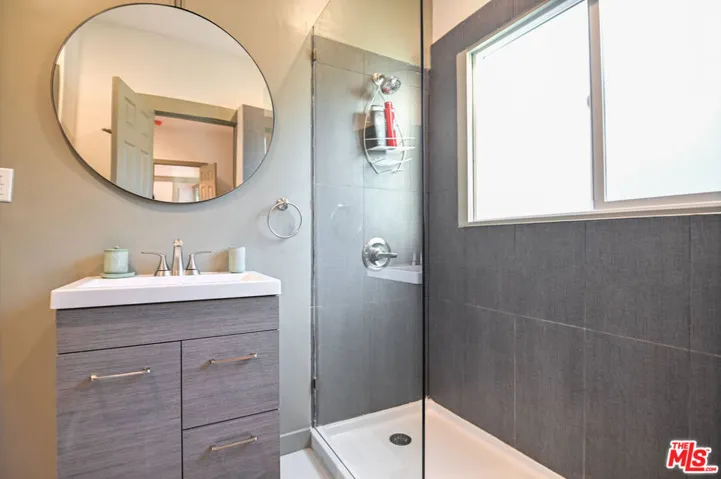 Downstairs En-Suite Bathroom