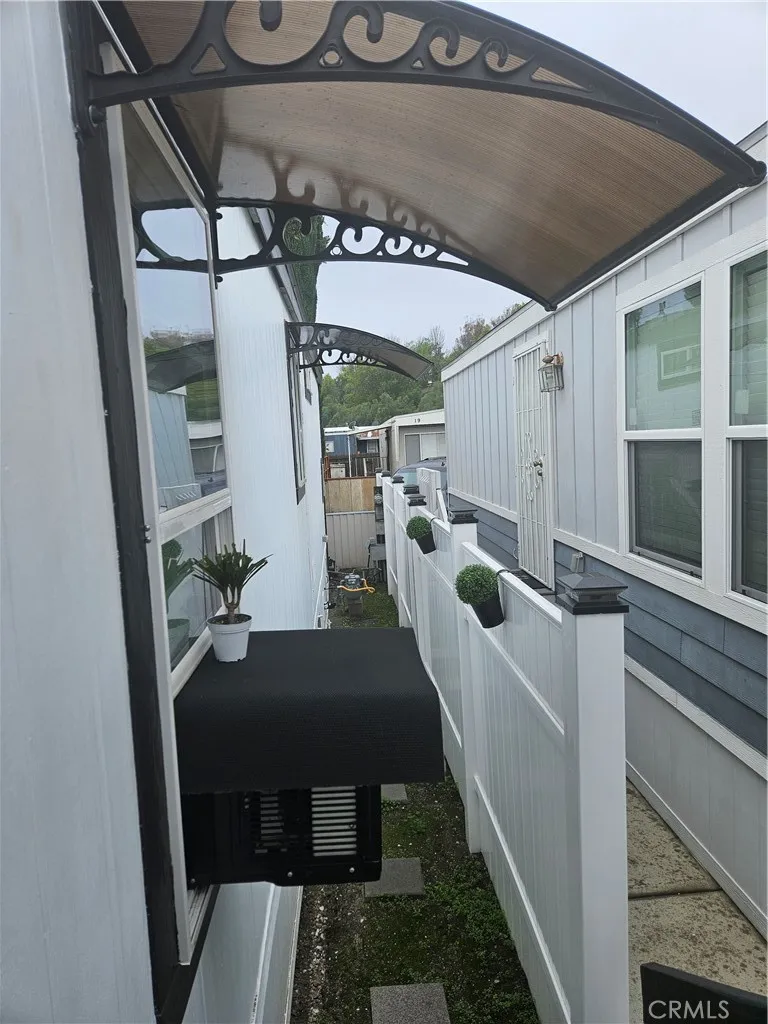 Front right side awning