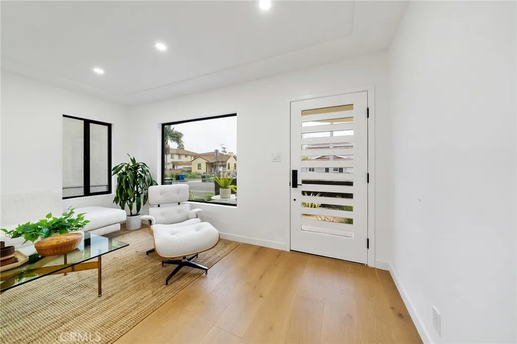 2229 Shoredale beautifully updated living room.