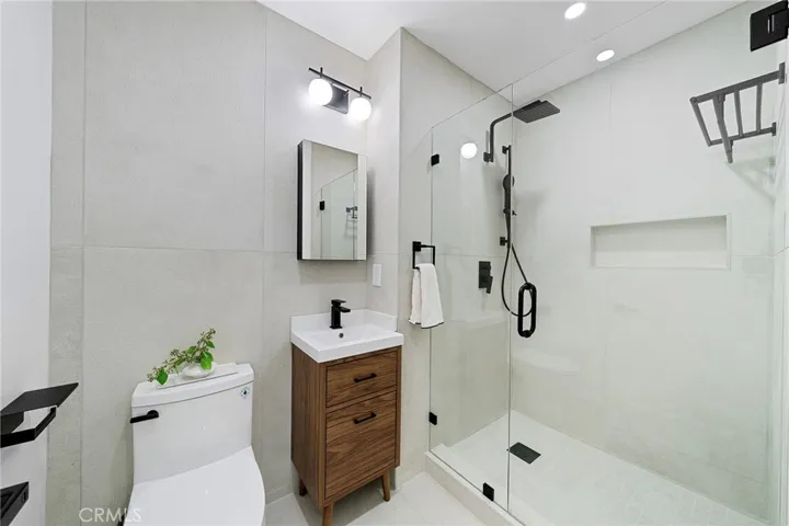 2229 Shoredale updated en suite with towel rack and large built in shelf for all the shower needs.