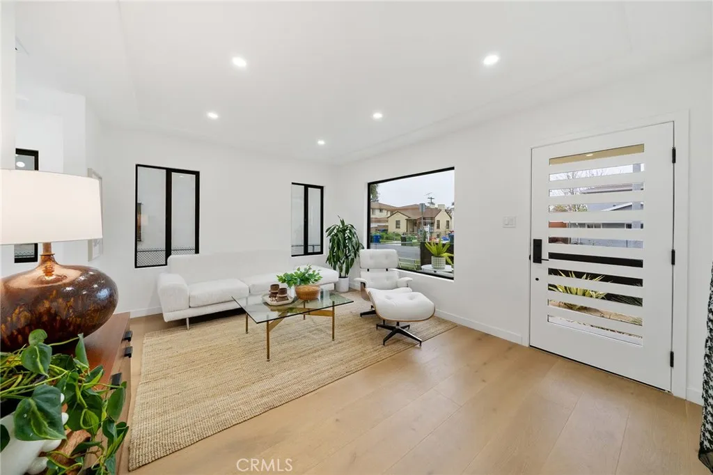 2229 Shoredale beautifully updated living room.