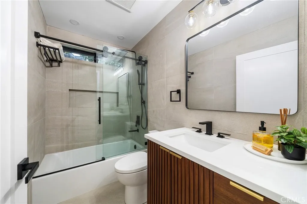 2225 Shoredale En Suite has built in spacious shelf, and towel shelf. Everything here to help create a spa experience with luxury and style.