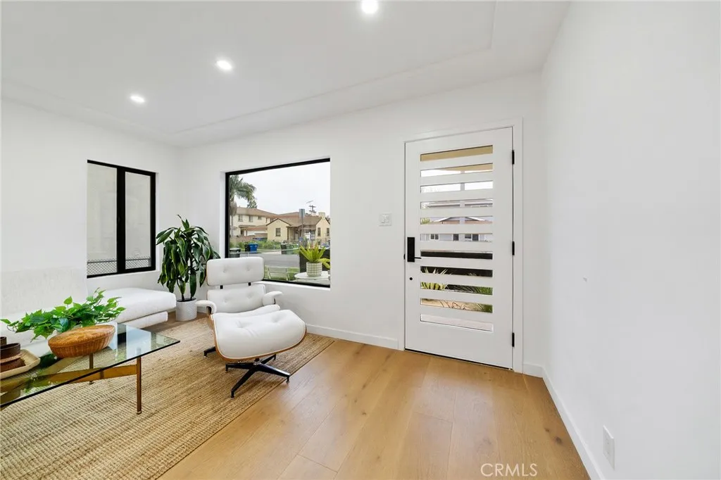 2229 Shoredale beautifully updated living room.