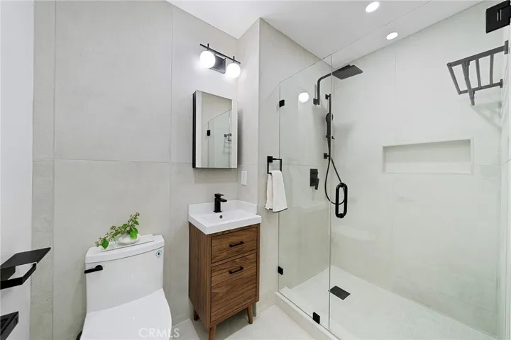 2229 Shoredale updated en suite with towel rack and large built in shelf for all the shower needs.