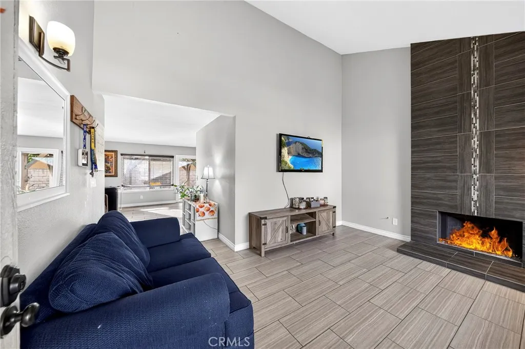 17079 Lurelane, Fontana, California 92336 home-pic-4