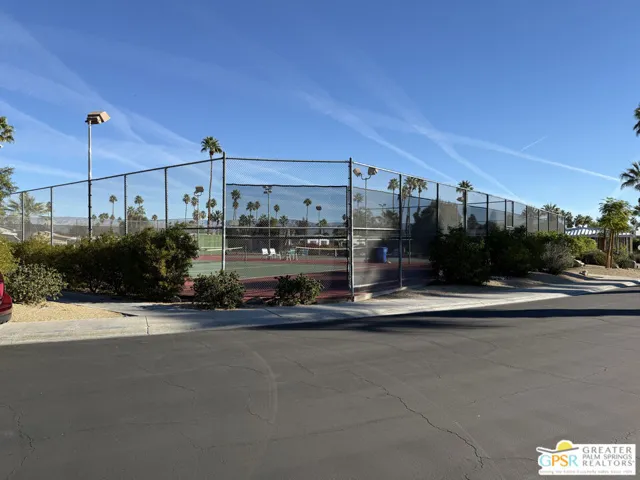 2 Tennis courts with Picklebal