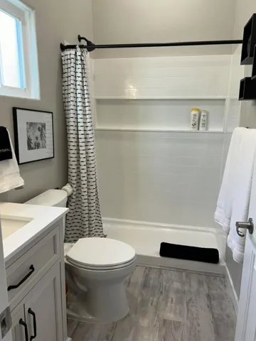 Guest Room 2 Ensuite Bath