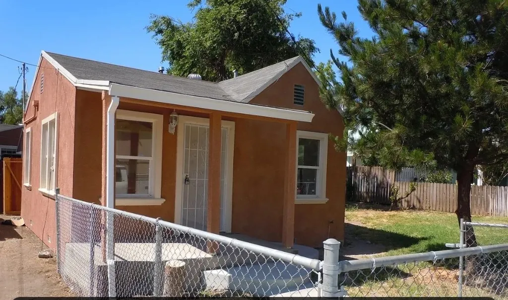 327 W 20th St, Antioch, California 94509 home-pic-2