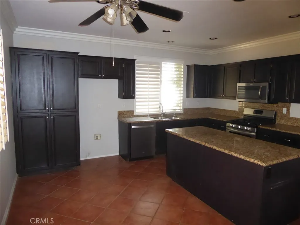 27069 Dawnview Court, Corona, California 92883 home-pic-8