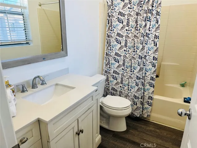 UPSTAIRS FULL BATHROOM