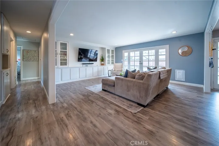 Light Bright and open living room with custom built-in shelves