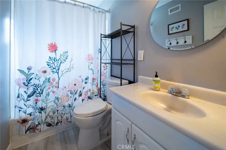 2nd bathroom with Bathtub