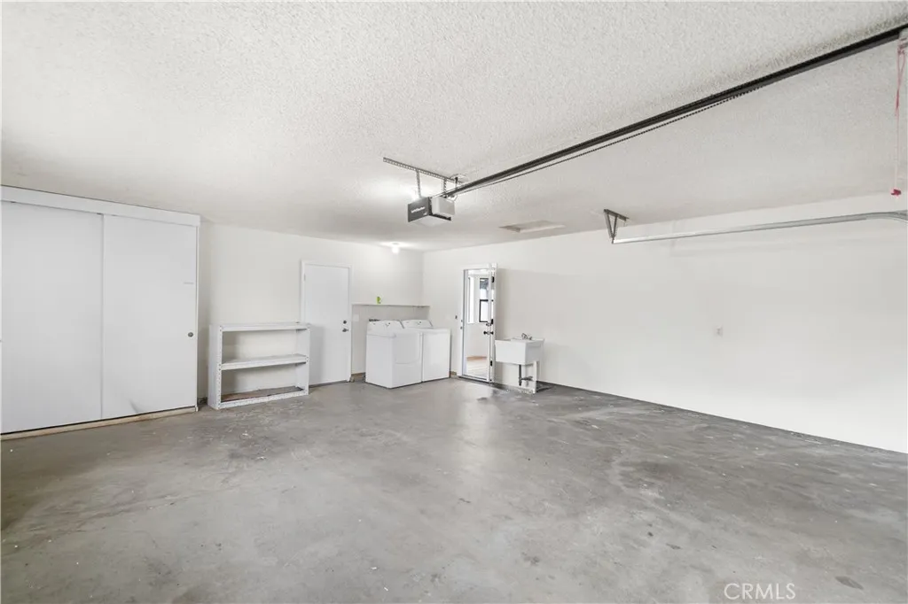9239 Hickory Avenue, Hesperia, California 92345 home-pic-36