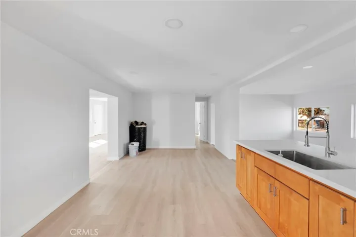  Kitchen & Dining area
