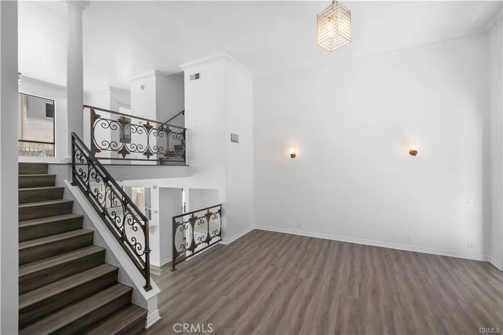 11954 Mayfield Avenue 3, Los Angeles, California 90049 home-pic-1