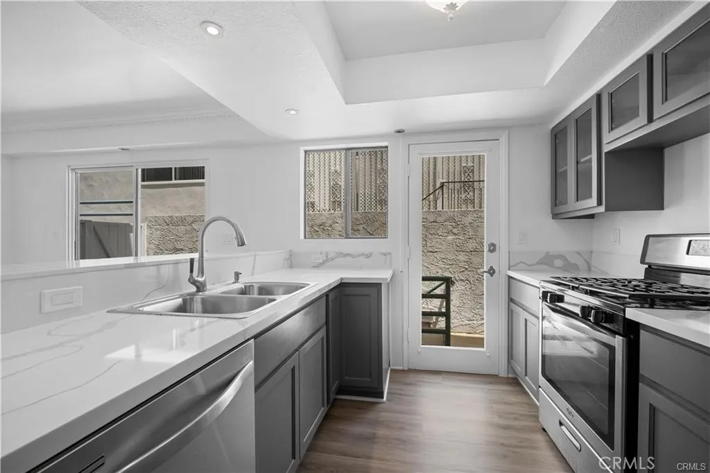 11954 Mayfield Avenue 3, Los Angeles, California 90049 home-pic-8
