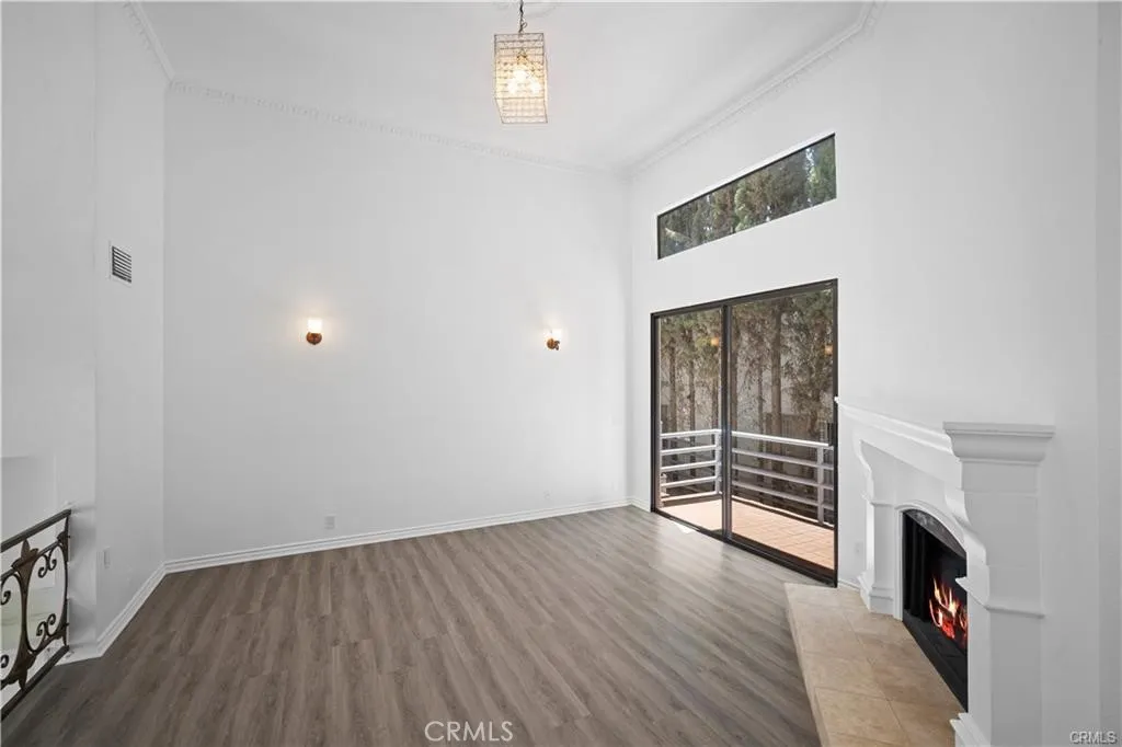 11954 Mayfield Avenue 3, Los Angeles, California 90049 home-pic-2