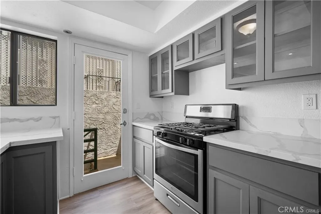 11954 Mayfield Avenue 3, Los Angeles, California 90049 home-pic-9