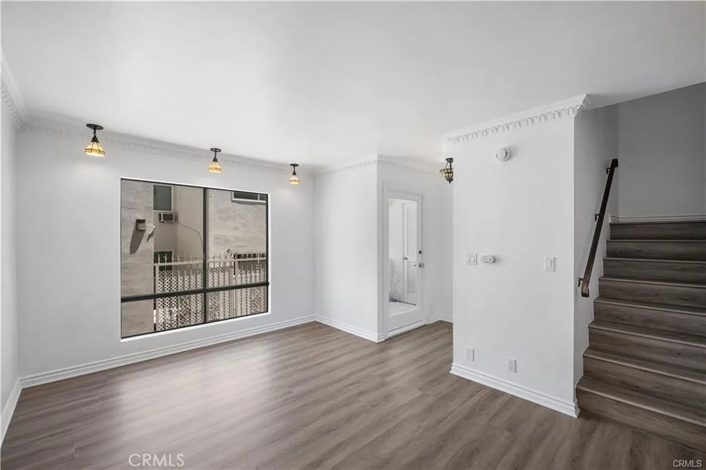 11954 Mayfield Avenue 3, Los Angeles, California 90049 home-pic-11