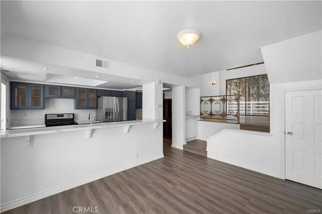 11954 Mayfield Avenue 3, Los Angeles, California 90049 home-pic-6