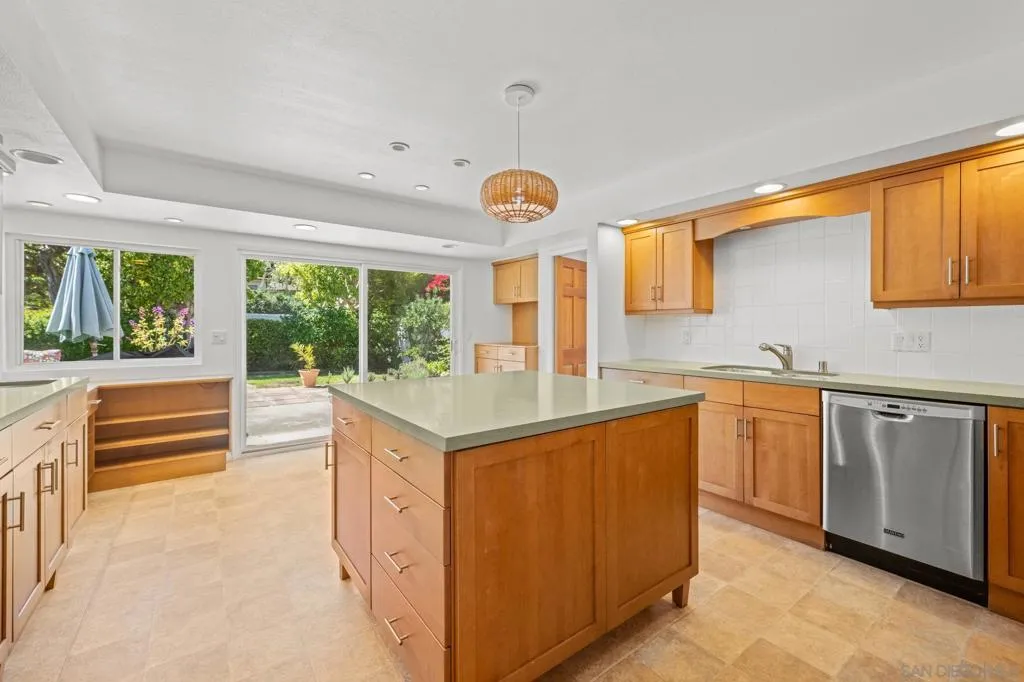 1640 El Paso Real, La Jolla, California 92037 home-pic-15