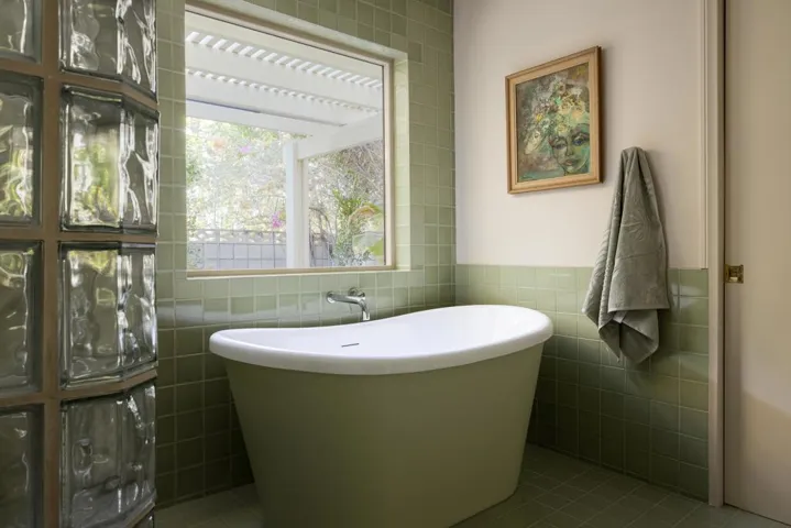 PRIMARY BATHROOM BATHTUB