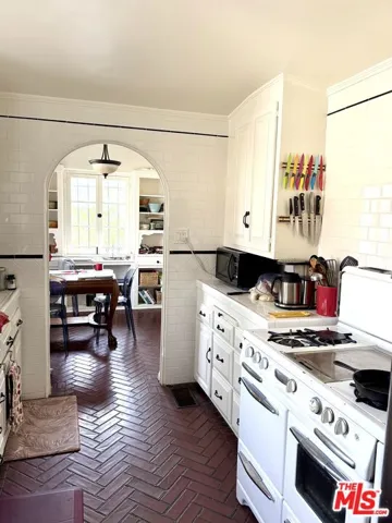 Kitchen w breakfast nook