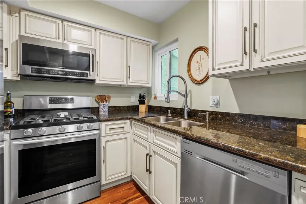 6151 Reseda Boulevard 8, Tarzana, California 91335 home-pic-12