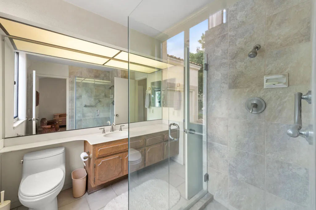 3/4 BA w/Glass Enclosure