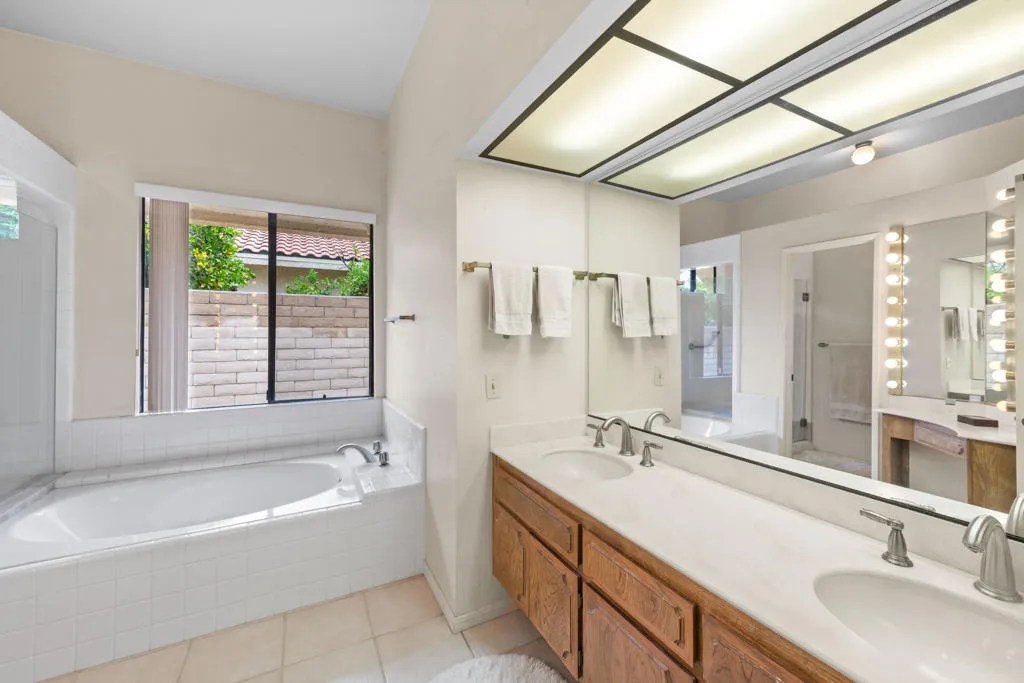 Primary Ensuite w/Separate Tub