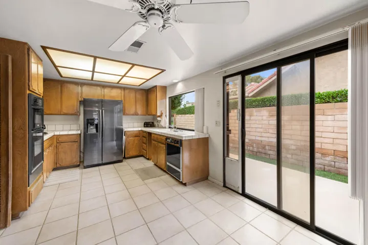 Large Kitchen w/Pet Door